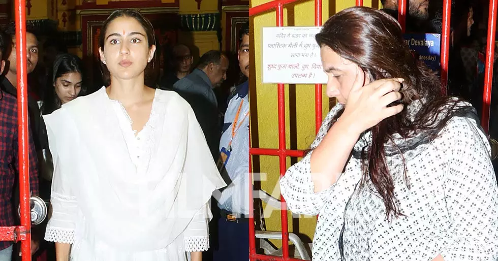 Photos: Sara Ali Khan visits a temple with mother Amrita Singh