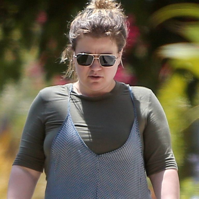 Kelly Clarkson Spotted Without Her Wedding Ring After Filing for Divorce