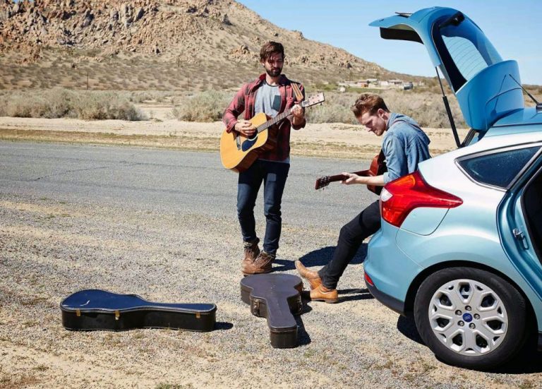 10 Items All Guitarists Need on the Road