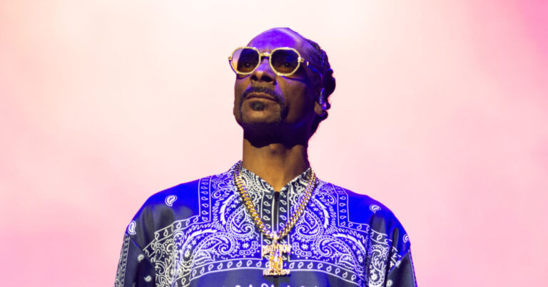 Snoop Dogg Quits Smoking, But Fans Are Suspicious