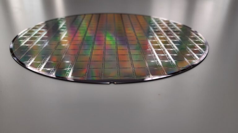 Semron raises $7.9M for AI chips with 3D packaging